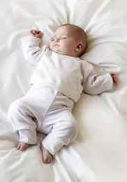 bebe-dans-son-lit-alese