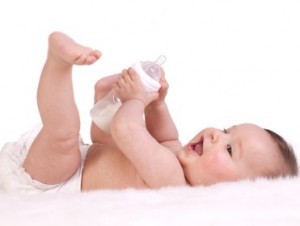 donner-biberon-a-son-bebe