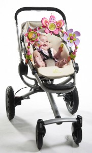 bebe-joue-en-poussette