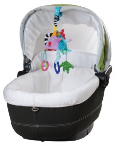 jouet-pour-bebe-dans-son-landau